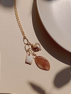 Colar feito à mão com pingentes de pedra e madrepérola