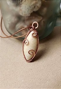 Colar artesanal com pedra Amazonita Bege e espirais