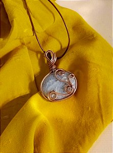 Colar artesanal com pedra Calcedônia e Volutas em Wirework