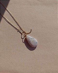 Colar com pedra Calcedônia Cinza e Lua de metal