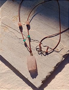 Colar cordão de couro e pingente Quartzo Rosa Irina