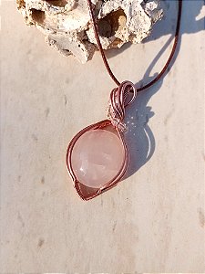 Colar com pedra Quartzo Rosa e mini cristais