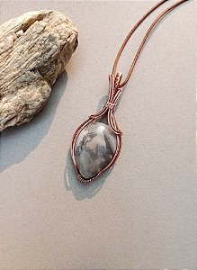 Colar com pedra Calcedônia Cinza em trabalho de Wirework