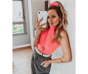 blusa gola alta neon