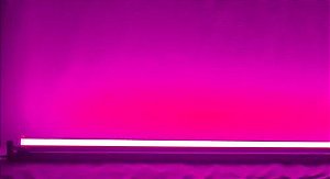 Lâmpada LED Tubular 18W 120cm Bivolt Rosa