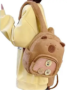 Mochila Bolsa Capivara Pelúcia Infantil - Com Broches
