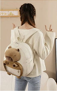Mochila Bege Capivara De Pelúcia - Com Bolso Transparente
