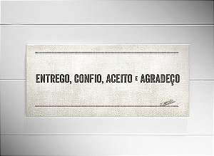 Placa texto "entrego, confio, aceito e agradeço..."