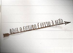 Flecha de ferro "aqui o futuro..."