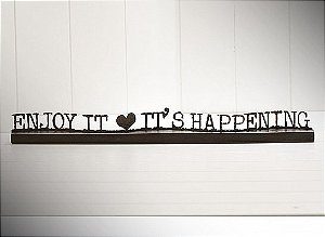 Frase de mesa sinuosa "enjoy it..."