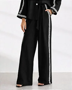 Calça Preta com Detalhe Folhas Haes