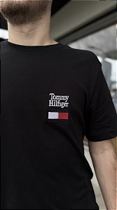 CAMISETA TOMMY HILFIGER MASCULINA STACK BRAND LOVE PRETA THMW0MW42367