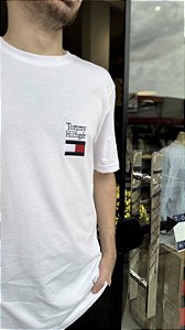 CAMISETA TOMMY HILFIGER MASCULINA STACK BRAND LOVE BRANCA THMW0MW42367