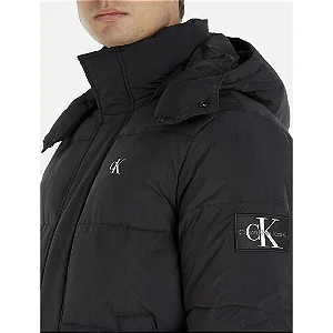 JAQUETA CALVIN KLEIN EM MATELASSE PRETA J30J323708