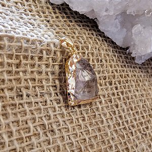 PINGENTE CRISTAL DE QUARTZO BRUTO COM BORDA- FOLHEADO A OURO