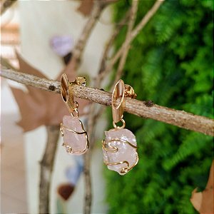 Brinco Suspenso Aramado Quartzo Rosa Bruto- Folheado a Ouro
