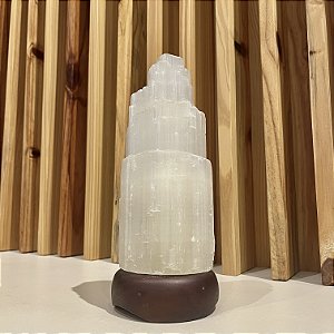Luminária Selenita Bruta 23cm - Base de Madeira Escura - Bivolt