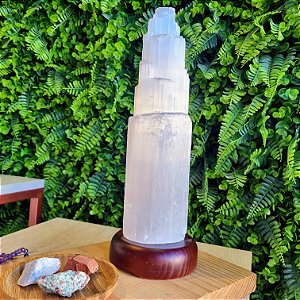 Luminária Selenita Bruta 30cm - Base de Madeira Escura - Bivolt