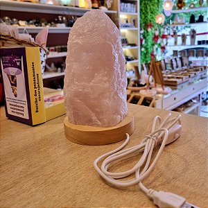Luminária Quartzo Rosa Led Amarelo - Base de Madeira