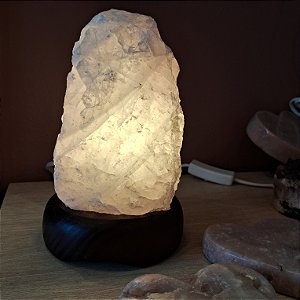 Luminaria Quartzo Rosa 17,5cm  - Base de Madeira Escura - Bivolt