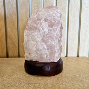Luminária Quartzo Rosa Bruta - 23cm - Base de Madeira Escura - Bivolt