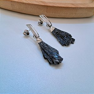 Brinco Cianita Negra Bruta - Ródio Branco