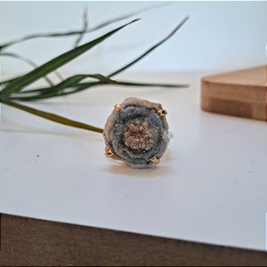 Anel Regulável Garra Flor Calcedônia Redondo - Folheado a Ouro