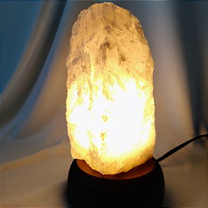 Luminária Quartzo Rosa Bruto P - Base Madeira Escura