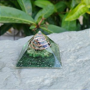 Orgonite Pirâmide Esmeralda e Quartzo Verde - 4cm