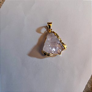 Pingente Cristal de Quartzo Bruto com Borda- Folheado a Ouro