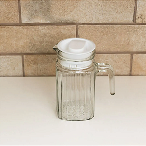 JARRA PORTA DE GELADEIRA DE VIDRO COM TAMPA EM PLÁSTICO 650ML - LYOR