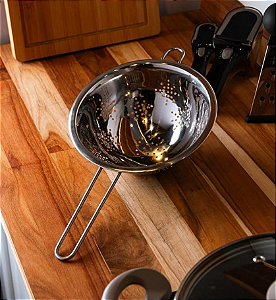 ESCORREDOR DE MASSAS DE AÇO INOX COM CABO LONGO PRIME 20CM - LYOR