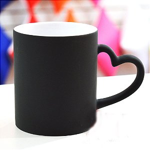 Caneca magic alça coração preta