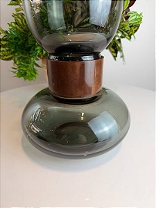 VASO DECORATIVO EM VIDRO FUME COM DETALHE CENTRAL EM METAL BRONZE