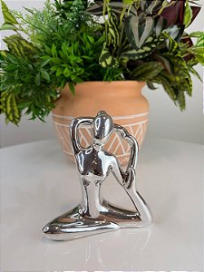 ESCULTURA YOGA PRATA EM PORCELANA