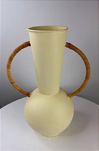 VASO DECORATIVO EM METAL COR CREME COM ALCAS MARROM 26,5CM X 18CM X 38CM