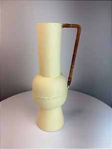 Vaso decorativa em metal cor creme com alças marrom
