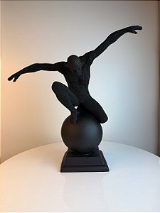 Estatueta masculino em resina