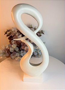 Peça decorativa de ceramica branca com base em madeira