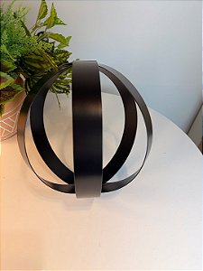 Escultura preta em metal