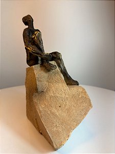 Peça decorativa em resina homem na pedra bronze