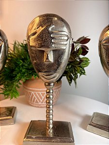 Conjunto de peças decorativas de metal prata com a simbologia