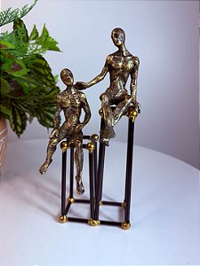 Escultura em resina duas pessoas sentadas