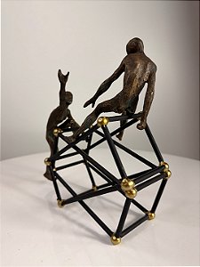 Escultura em resina duas pessoas com dois