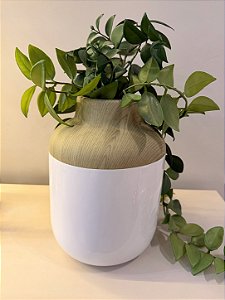 Vaso de Resina Branca com cor Madeira