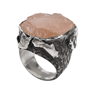 Anel robusto em prata de lei 925 oxidada com quartzo rosa