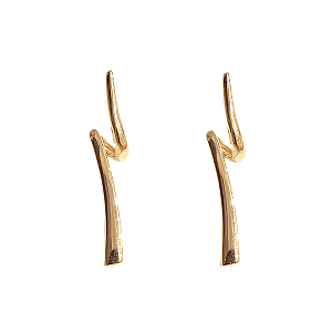 Brinco torcido em prata 925 com banho de ouro amarelo 18k
