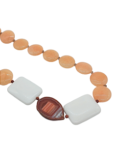 Colar de jade laranja com ágatas brancas e ágata marrom