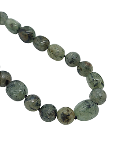 Colar Curto de Prenita com Fecho de Ímã