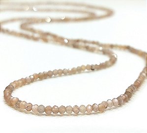 Colar facetado de pedra da lua marrom 85 cm